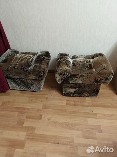 Продам 2 пуфика бу