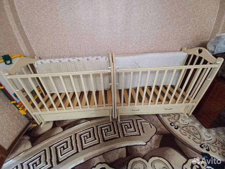 Детская кроватка с маятником и ящиком