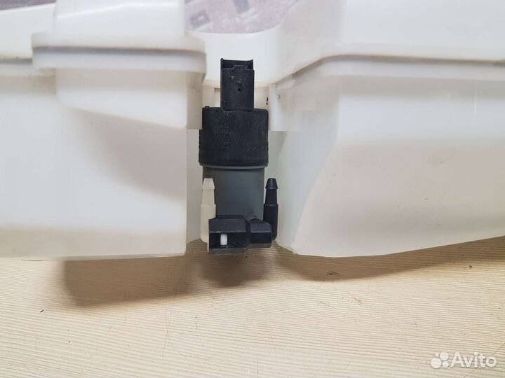 Бачок омывателя с насосом Renault Duster 1