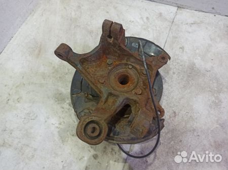 Кулак задний правый Субару