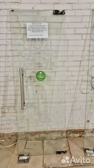 Дверь стеклянная с доводчиком