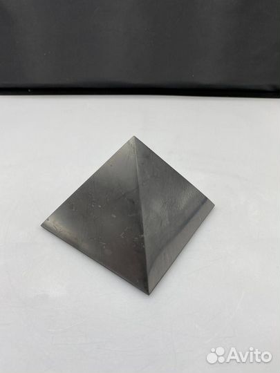 Шунгит полированная пирамида 12 см