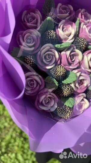 Букет из шоколадных роз,малинок,ежевик и лстиков