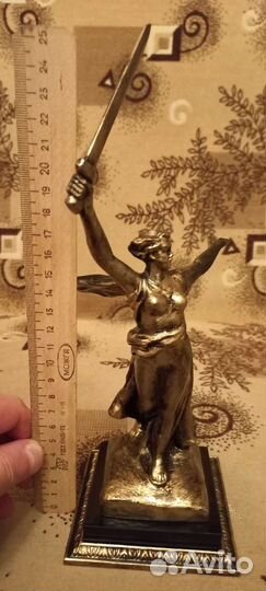 Статуэтка родина мать