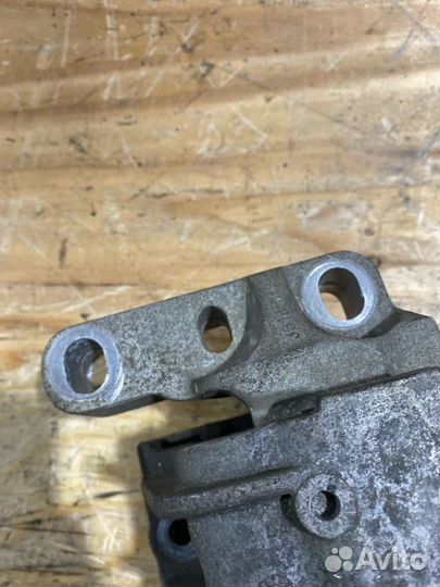 Подушка двигателя правая Volkswagen Passat 3C5 BVY