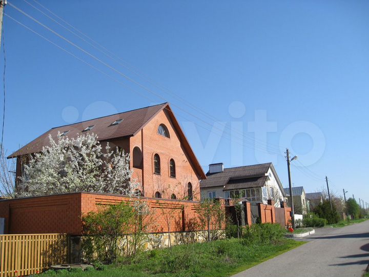 Коттедж 302 м² на участке 15 сот.