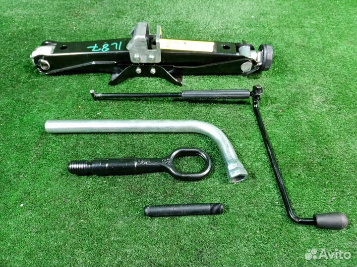 Домкрат Audi A4 B8 cdnc (2.0) 2009