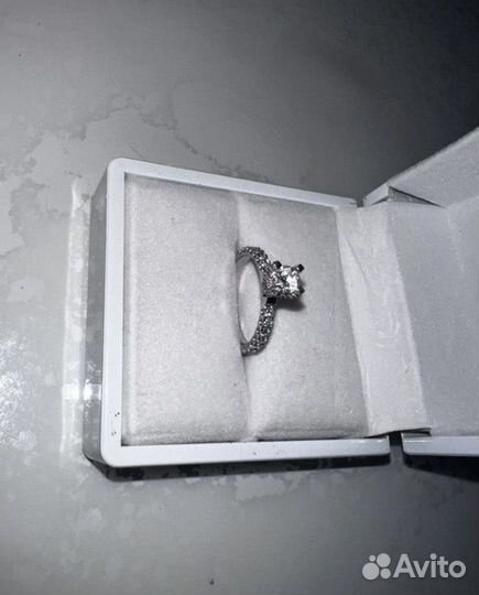 Кольцо с бриллиантом