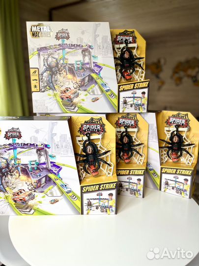 Гоночный трек с машинкой и пауком Zuru Metal