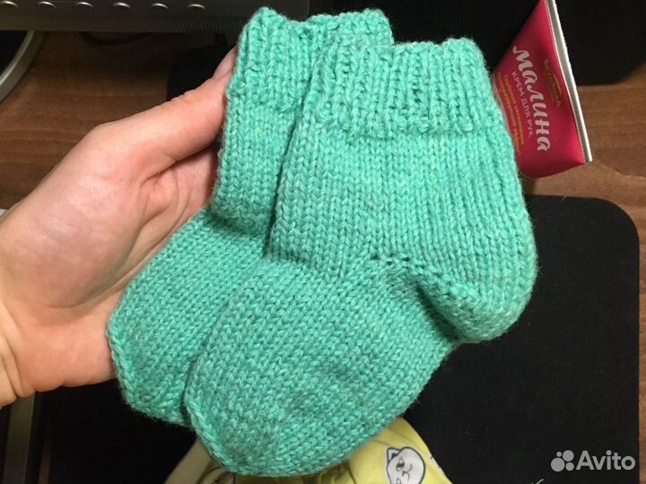 Вязаные детские носочки и шапочка