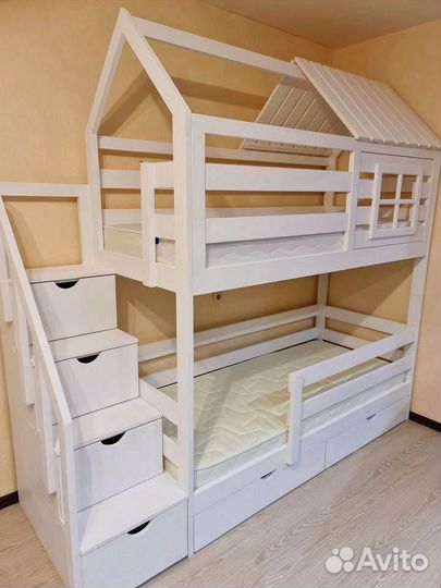 Детская двухъярусная кровать