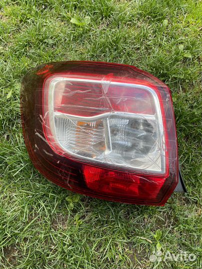 Продам разбитую левую фару б/у на рено сандеро 2