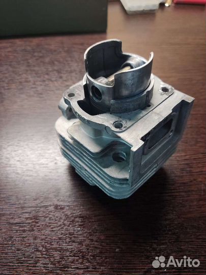 Цилиндр с поршнем