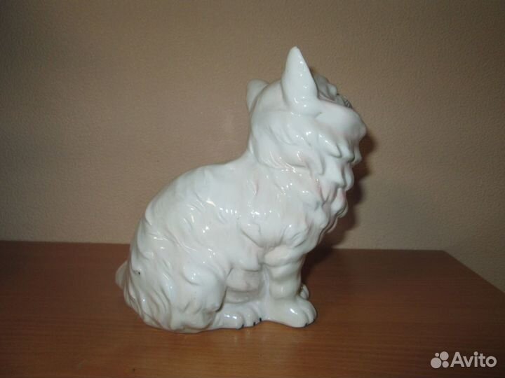Фарфоровая статуэтка кот
