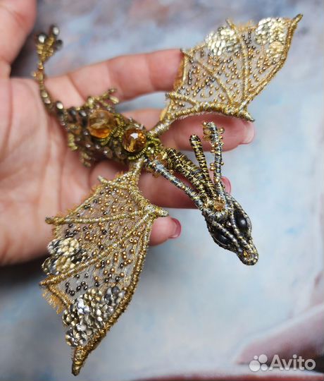 Брошь дракон ручной вышивки с султанитом цитрином