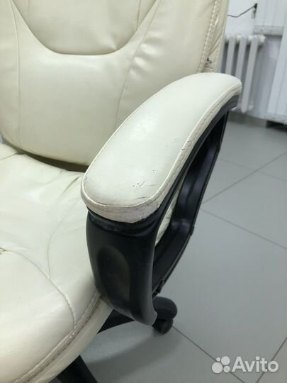 Офисное кресло экокожа б/у