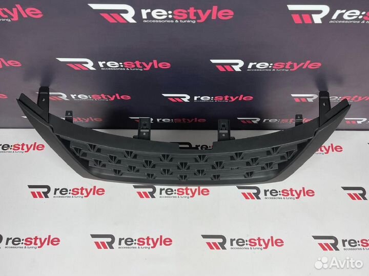 Решетка радиатора Toyota Fortuner с 16 TRD N2079