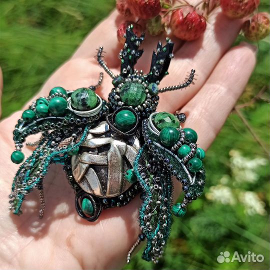 Вышитая брошь жук с малахитом,цоизитом хризоколлой
