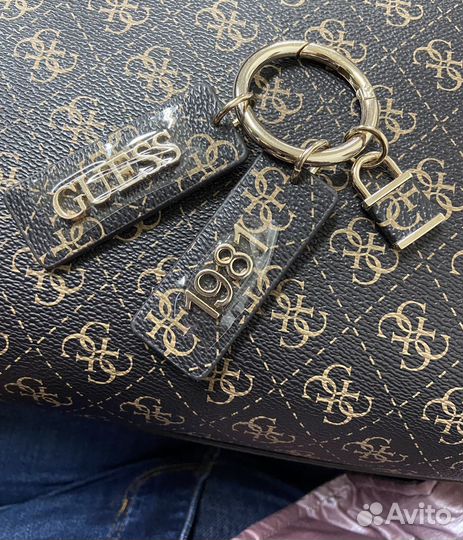 Брелок Guess новый