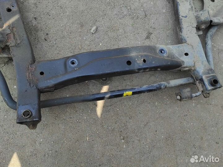 Балка передней подвески на Рено Логан 1