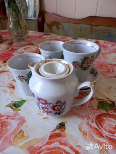 Сервиз чайный, 3 чашки с блюдами и чайник