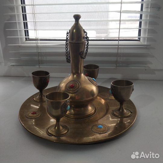 Поднос с кувшинчиком и фужерами