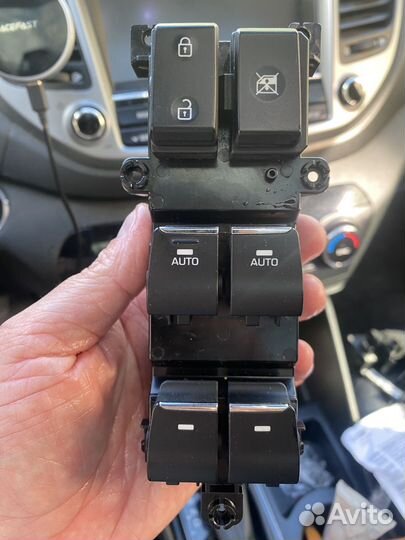 Блок управления стеклоподъемниками Hyundai Tucson