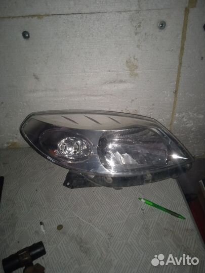 Правая фара Рено sandero 2011