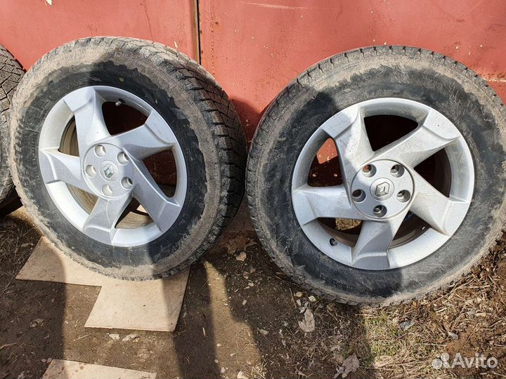 Bridgestone Blizzak DM-V2 215/65 R16