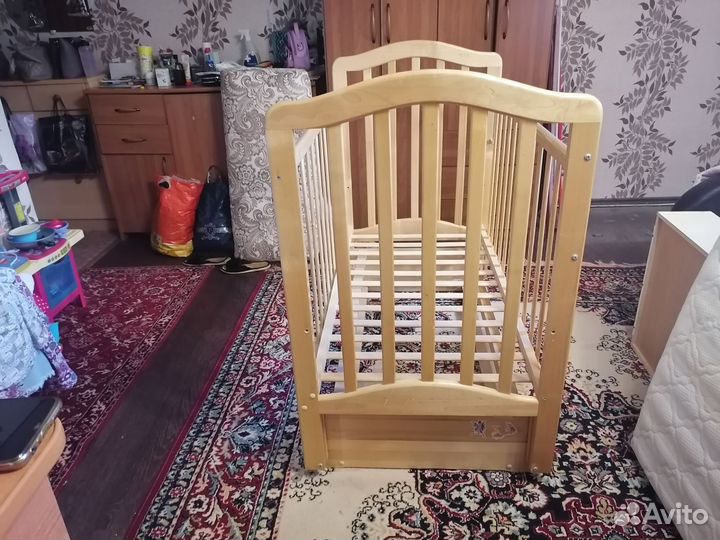 Детская кроватка с продольным маятником