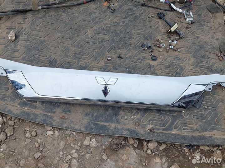 Накладка крышки багажника Mitsubishi Outlander 3