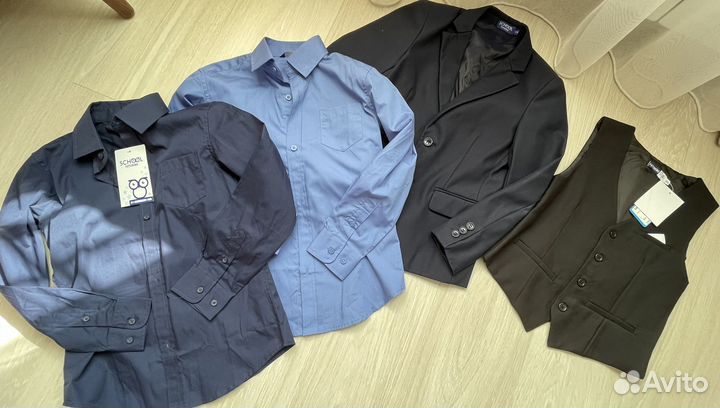 Комплект новой одежды для школьника