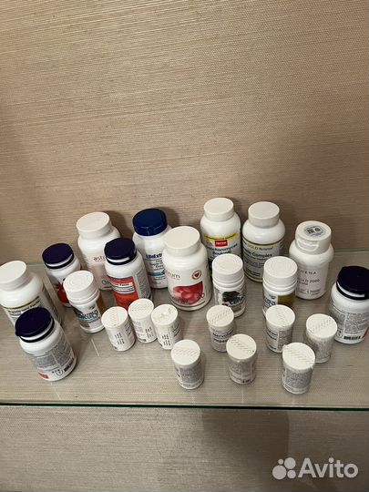 Пустые стеклянные и пласт. баночки от витаминов