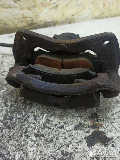 Тормозной суппорт передний левый Mitsubishi Colt