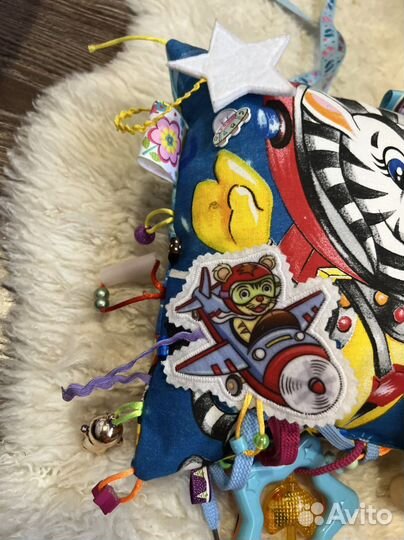 Развивающая подушка погремушка