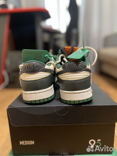 Nike Dunk Low panda Track crack board