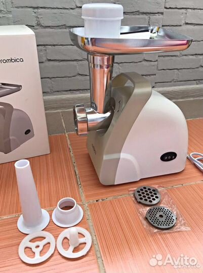 Мясорубка 3 решётки+насадки.Новая