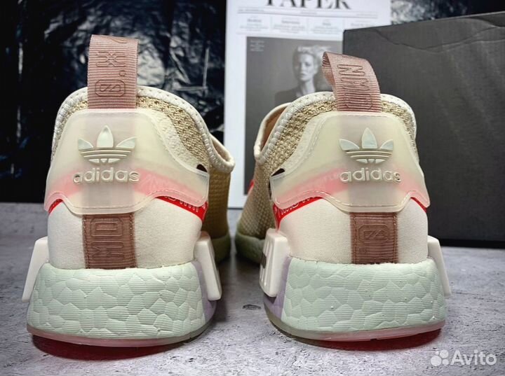 Кроссовки adidas boost бежевые