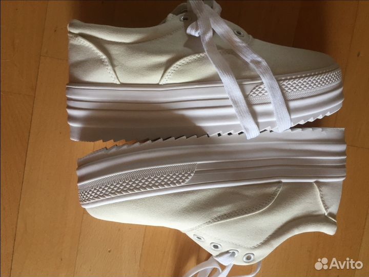 Белые кеды на платформе