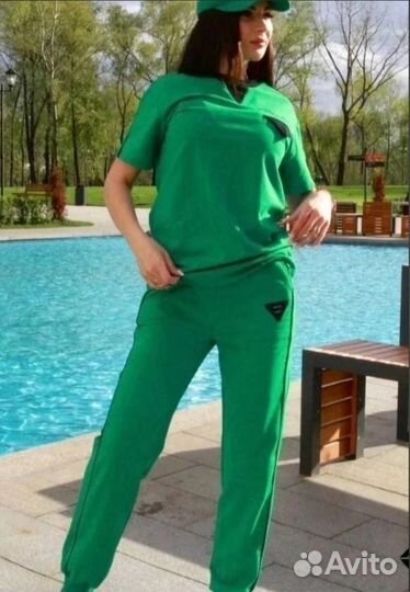 Спортивный женский костюм