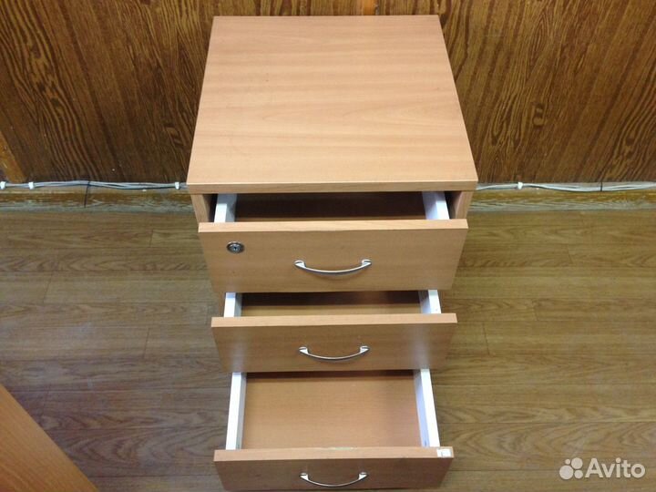 Тумбочка подкатная для письменного стола