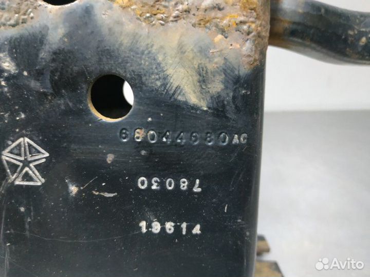 Крюк буксировочный Jeep Grand Cherokee WK2