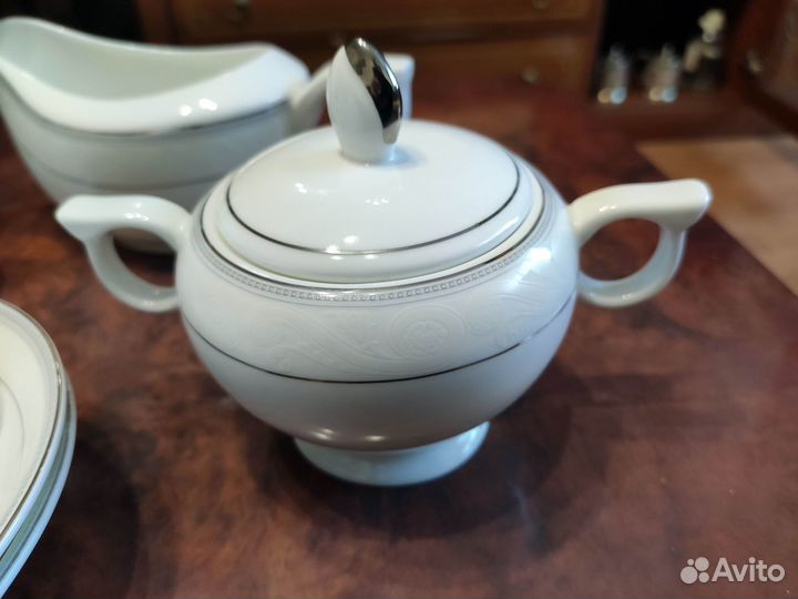 Продам 2 чайных сервиза, 2 блюда, сахарница