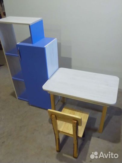 Детский стол и стул и тумбочка