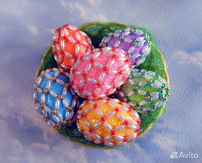 Яйца, оплетенные бисером и бусинами