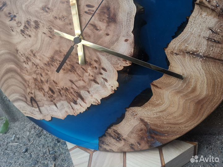 В наличии настенные часы река из слэба и смолы