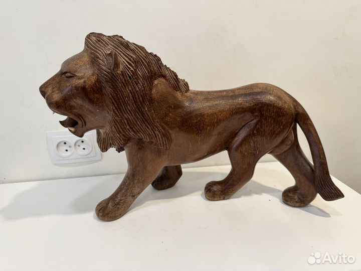 Фигурка льва из красного дерева