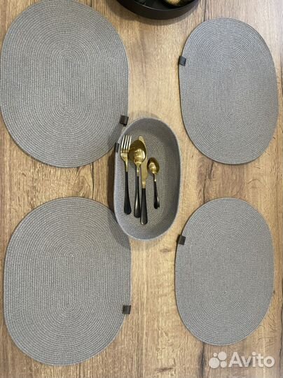 Сервировочные салфетки и хлебница