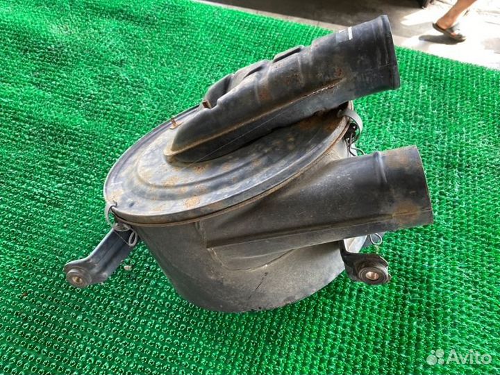 Корпус воздушного фильтра Toyota Land Cruiser