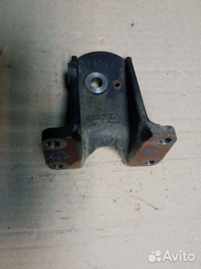 Кронштейн правый Toyota Land Cruiser Prado KDJ150